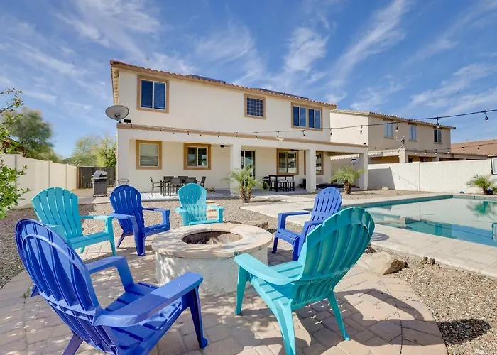 Pool, Fire Pit: Luxe Family In Holiday home