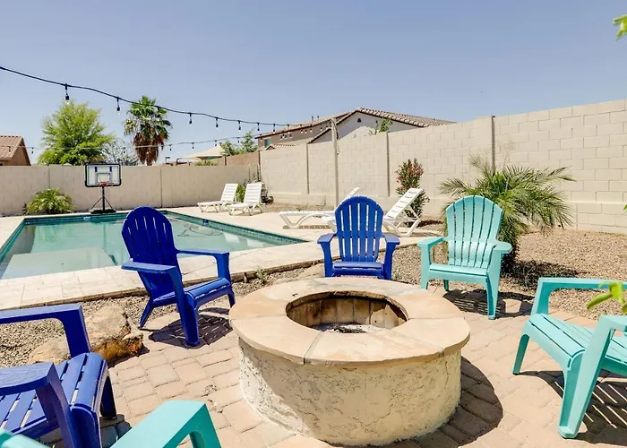 Pool, Fire Pit: Luxe Family In